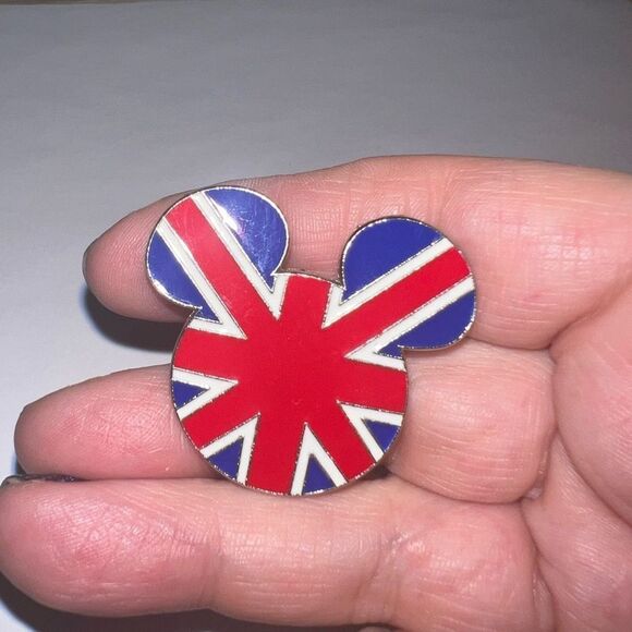 Disney Collectible Pin Badge  WDW Epcot Flag of Great Britain Mickey Mouse Ears - Picture 3 of 7